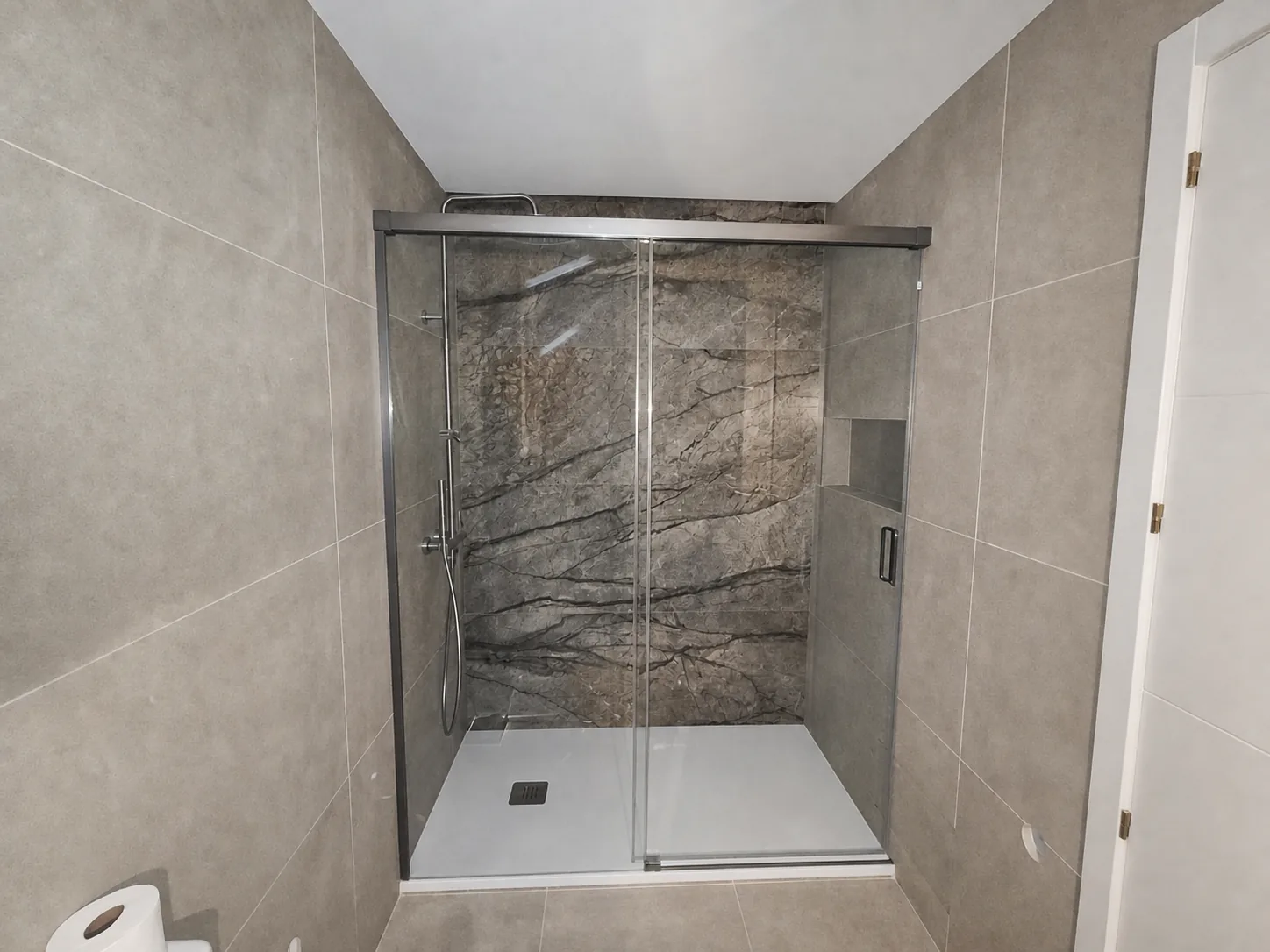 Casa de banho elegante depois da remodelação